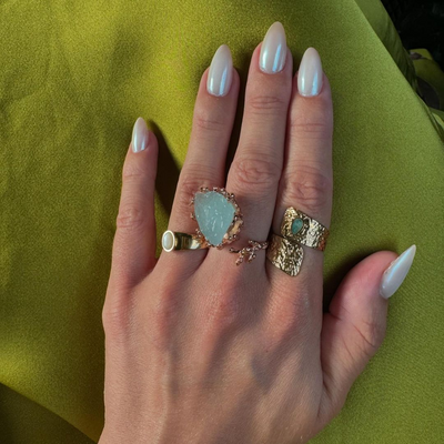 Ženske, ki nosijo Anka Jewelry